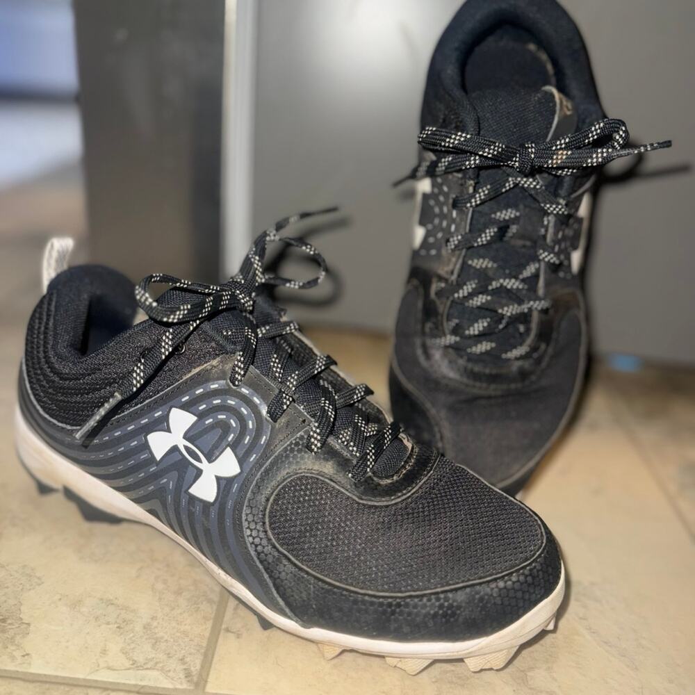 Under Armour Boys Baseball Cleats – Black/White – Size 8